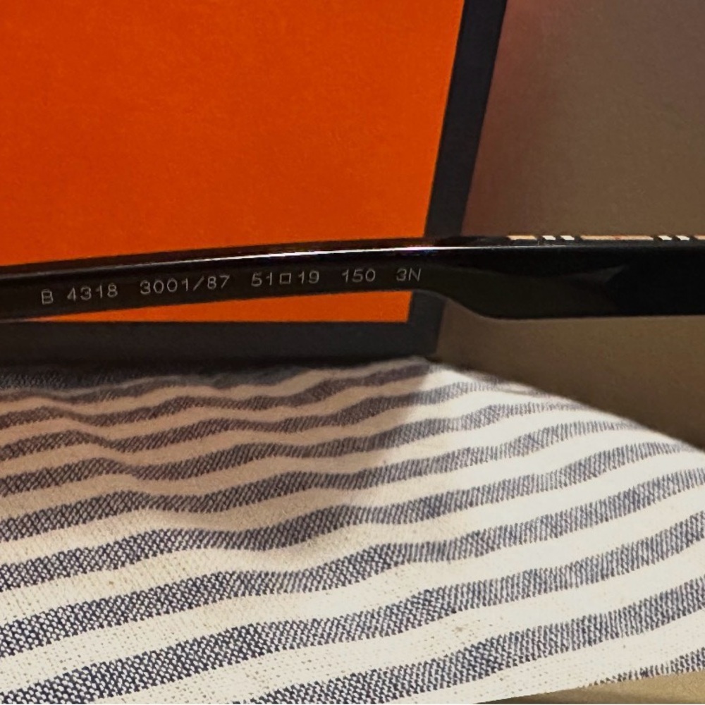 100% Original Burberry Black Rectangular Men’s Su… - image 6